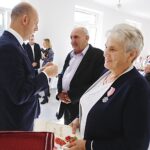 20.10.2019. Zagnańsk. Złote gody. Na zdjęciu (od lewej): Wojciech Ślefarski - wójt Zagnańska, Jan Tymborowski i Janina Tymborowska / Jarosław Kubalski / Radio Kielce