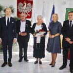 20.10.2019. Zagnańsk. Złote gody. Na zdjęciu (od lewej): Wojciech Ślefarski - wójt Zagnańska, Jan Tymborowski, Janina Tymborowska, Renata Janik - wicemarszałek województwa i Mirosław Gębski - starosta powiatu kieleckiego / Jarosław Kubalski / Radio Kielce