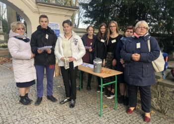 31.10.2019 Sandomierz. Uczniowie i nauczyciele Zespołu Szkół Gastronomicznych i Hotelarskich w Sandomierzu kwestują na cmentarzu katedralnym / Grażyna Szlęzak-Wójcik / Radio Kielce