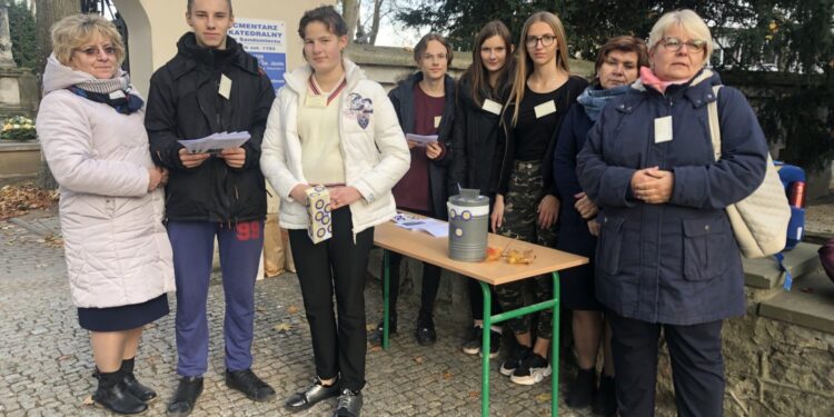 31.10.2019 Sandomierz. Uczniowie i nauczyciele Zespołu Szkół Gastronomicznych i Hotelarskich w Sandomierzu kwestują na cmentarzu katedralnym / Grażyna Szlęzak-Wójcik / Radio Kielce