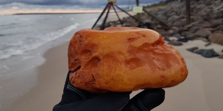 RADIO KOSZALIN. Ogromny bursztyn znaleziony na kołobrzeskiej plaży. Waży ponad pół kilograma - Radio Kielce Radio Koszalin