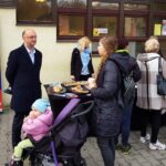 10.10.2019. Piotr Wawrzyk częstował kawą i ciastkami na ulicy Żytniej / Radio Kielce