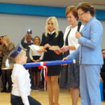 03.10.2019. Bałtów. Oficjalne otwarcie nowej szkoły. Wojewoda Agata Wojtyszek pasuje na uczniów dzieci z klasy pierwszej / Emilia Sitarska / Radio Kielce