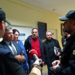 29.10.2019 Ostrowiec. Interwencja policji w szpitalu. Z funkcjonariuszami rozmawiają Zbigniew Duda - radny powiatowy PiS, Magdalena Zieleń - radna sejmiku, Mirosław Rogoziński - radny powiatowy PiS, Paweł Walesic - radny powiatowy PiS / Emilia Sitarska / Radio Kielce