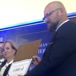 20.10.2019. Sandomierz. Wręczenie nagród Bonum Publicum. Na zdjęciu (od lewej): Anna Szylar - prezes Towarzystwa Naukowego Sandomierskiego i Tadeusz Frańczak-Prochowski - sekretarz Towarzystwa Naukowego Sandomierskiego / Grażyna Szlęzak-Wójcik / Radio Kielce