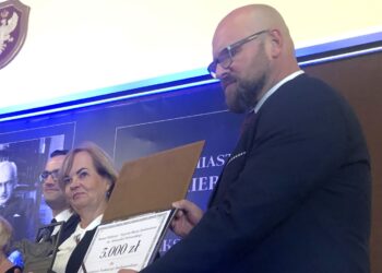 20.10.2019. Sandomierz. Wręczenie nagród Bonum Publicum. Na zdjęciu (od lewej): Anna Szylar - prezes Towarzystwa Naukowego Sandomierskiego i Tadeusz Frańczak-Prochowski - sekretarz Towarzystwa Naukowego Sandomierskiego / Grażyna Szlęzak-Wójcik / Radio Kielce