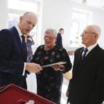 20.10.2019. Zagnańsk. Złote gody. Na zdjęciu (od lewej): Mirosław Gębski - starosta powiatu kieleckiego, Wojciech Ślefarski - wójt Zagnańska, Alina Zawrzykraj i Jerzy Zawrzykraj / Jarosław Kubalski / Radio Kielce