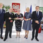 20.10.2019. Zagnańsk. Złote gody. Na zdjęciu (od lewej): Wojciech Ślefarski - wójt Zagnańska, Jerzy Zawrzykraj, Alina Zawrzykraj, Renata Janik - wicemarszałek województwa i Mirosław Gębski - starosta powiatu kieleckiego / Jarosław Kubalski / Radio Kielce