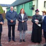 05.11.2019. Opatów. Przekazanie pojazdów dla osób niepełnosprawnych z powiatu opatowskiego. Na zdjęciu (od lewej): Tomasz Staniek - starosta opatowski, Marian Cieszkowski - dyrektor DPS-u w Sobowie, Małgorzata Jalowska - wicestarosta opatowski, ks. Jan Ziętarski - proboszcz parafii Ożarów i Andrzej Michalski - dyrektor świętokrzyskiego oddziału PFRON / Emilia Sitarska / Radio Kielce