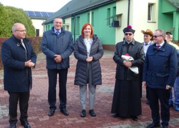 05.11.2019. Opatów. Przekazanie pojazdów dla osób niepełnosprawnych z powiatu opatowskiego. Na zdjęciu (od lewej): Tomasz Staniek - starosta opatowski, Marian Cieszkowski - dyrektor DPS-u w Sobowie, Małgorzata Jalowska - wicestarosta opatowski, ks. Jan Ziętarski - proboszcz parafii Ożarów i Andrzej Michalski - dyrektor świętokrzyskiego oddziału PFRON / Emilia Sitarska / Radio Kielce