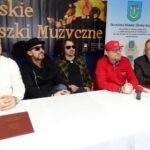 30.11.2019 Kunów. XII Kunowskie Zaduszki Muzyczne. Na zdjęciu (od lewej): Lech Łodej - burmistrz Kunowa, Adam Wolski - wokalista Golden Life, Grzegorz Stępień - wokalista Ornette, Jarosław Kuba – prezes LGD Krzemienny Krąg, Mirosław Radomski – prezes Towarzystwa Przyjaciół Ziemi Kunowskiej / Emilia Sitarska / Radio Kielce