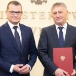 12.11.2019. Warszawa. Wręczenie powołania dla nowego wojewody świętokrzyskiego. Na zdjęciu (od lewej): Paweł Szefernaker - sekretarz stanu w Ministerstwie Spraw Wewnętrznych i Administracji i Zbigniew Koniusz - nowy wojewoda świętkorzyski / MSWiA