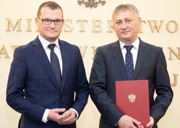 12.11.2019. Warszawa. Wręczenie powołania dla nowego wojewody świętokrzyskiego. Na zdjęciu (od lewej): Paweł Szefernaker - sekretarz stanu w Ministerstwie Spraw Wewnętrznych i Administracji i Zbigniew Koniusz - nowy wojewoda świętkorzyski / MSWiA