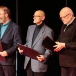 22.11.2019 Kielce. Gala finałowa Festiwalu Form Dokumentalnych NURT. Wręczenie wyróżnień „Przyjaciel NURT-u”. Na zdjęciu (od lewej): Grzegorz Kozera, Jerzy Wójcik i Marian Curzydło / Wiktor Taszłow / Radio Kielce