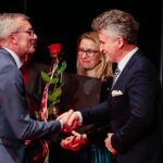 22.11.2019 Kielce. Gala finałowa Festiwalu Form Dokumentalnych NURT. Wręczenie wyróżnień „Przyjaciel NURT-u”. Na zdjęciu (od lewej): Jarosław Łysek - zastępca dyrektora KCK, Aleksandra Wójcik i senator Krzysztof Słoń / Wiktor Taszłow / Radio Kielce