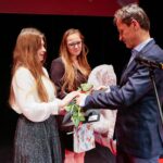 22.11.2019 Kielce. Gala finałowa Festiwalu Form Dokumentalnych NURT. Na zdjęciu studentki UJK wręczają nagrodę reżyserowi Mariuszowi Malecowi / Wiktor Taszłow / Radio Kielce