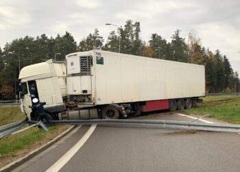 13.11.2019 Chrusty. Wypadek na drodze S7 przy zjeździe na Zagnańsk / Monika Miller / Radio Kielce