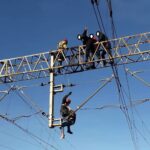 27-letni mężczyzna wszedł na słup trakcji elektrycznej w Czostkowie koło Krasocina / Straż pożarna