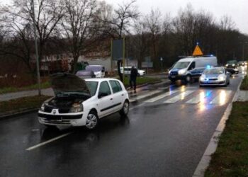 21.11.2019 Skarżysko-Kamienna. Samochód osobowy potrącił na pasach cztery osoby / policja