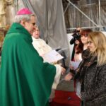 23.11.2019 Sandomierz. Diecezjalny Zjazd Katolickiego Stowarzyszenia Młodzieży i Akcji Katolickiej. Biskup Krzysztof Nitkiewicz i nowe członkinie Akcji Katolickiej / Grażyna Szlęzak-Wójcik / Radio Kielce