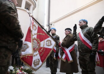 Narodowy Dzień Pamięci Żołnierzy Wyklętych. Uroczystości przed pomnikiem Armii Krajowej na Skwerze Stefana Żeromskiego / Marzena Mąkosa / Radio Kielce