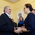 08.11.2019 Ćmielów. Wręczenie Gustawowi Hadynie Srebrnego Medalu „Gloria Artis”. Na zdjęciu (od lewej): Gustaw Hadyna i wojewoda Agata Wojtyszek / Emilia Sitarska / Radio Kielce