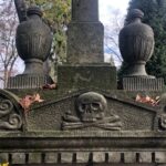 03.11.2019 Sandomierz. Zabytkowe nagrobki na Cmentarzu Katedralnym w Sandomierzu. Nagrobek Katarzyny Mizaryuszowej / Grażyna Szlęzak-Wójcik / Radio Kielce