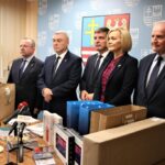 25.11.2019. Kielce. Wsparcie samorządu województwa dla młodzieży z Ukrainy. Na zdjęciu (od lewej): Marek Bogusławski - członek zarządu województwa świętokrzyskiego, Andrzej Bętkowski - marszałek województwa świętokrzyskiego, Andrzej Pruś - przewodniczący sejmiku województwa świętokrzyskiego, Renata Janik - wicemarszałek województwa świętokrzyskiego i Marek Jońca - członek zarządu województwa świętokrzyskiego / Urząd Marszałkowski Województwa Świętokrzyskiego