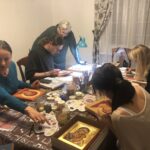 23.11.2019 Sandomierz. Warsztaty pisania ikon. Na zdjęciu (drugi z lewej) Jan Grigoruk - prowadzący warsztaty / Grażyna Szlęzak-Wójcik / Radio Kielce