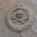 02.11.2019. Krynki. XVIII-wieczna płyta cmentarna / Anna Głąb