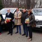 29.11.2019 Starachowice. Nowe samochody dla DPS i SOSW. Na zdjęciu (od lewej): Krystyna Kotowska - kierownik Domu Pomocy Społecznej w Kałkowie, Andrzej Michalski - dyrektor świętokrzyskiego oddziału PFRON, starosta starachowicki Piotr Babicki, wicestarosta starachowicki Dariusz Dąbrowski i Elżbieta Kowalczyk - dyrektor Specjalnego Ośrodka Szkolno-Wychowawczego / Anna Głąb / Radio Kielce