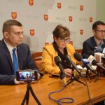12.11.2019 Kielce. Konferencja ws. możliwych nieprawidłowości w DPS im. Jana Pawła II przy ul. Jagiellońskiej. Na zdjęciu (od lewej): Piotr Chałupka - dyrektor placówki, Danuta Papaj - wiceprezydent Kielc i Tomasz Porębski - rzecznik prasowy prezydenta / Mateusz Kaczmarczyk / Radio Kielce