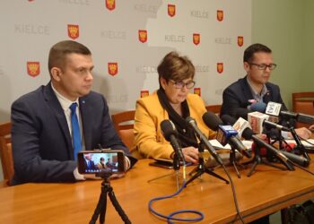 12.11.2019 Kielce. Konferencja ws. możliwych nieprawidłowości w DPS im. Jana Pawła II przy ul. Jagiellońskiej. Na zdjęciu (od lewej): Piotr Chałupka - dyrektor placówki, Danuta Papaj - wiceprezydent Kielc i Tomasz Porębski - rzecznik prasowy prezydenta / Mateusz Kaczmarczyk / Radio Kielce