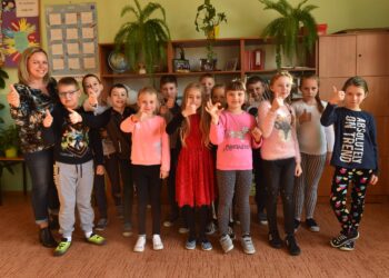 Na zdjęciu: Magdalena Cybulska - nauczycielka i uczniowie ze Szkoły Podstawowej w Dziebałtowie / Magda Galas-Klusek / Radio Kielce