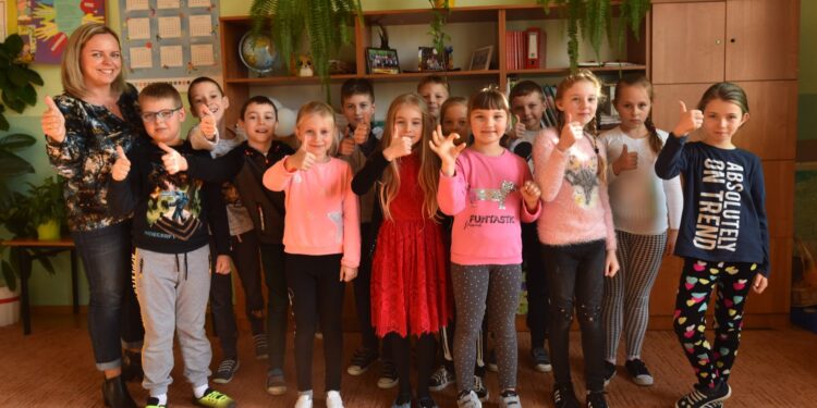 Na zdjęciu: Magdalena Cybulska - nauczycielka i uczniowie ze Szkoły Podstawowej w Dziebałtowie / Magda Galas-Klusek / Radio Kielce