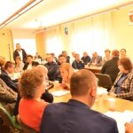 08.11.2019 Fałków. Nadzwyczajna sesja Rady Gminy Fałków. Na zdjęciu: Robert Pach - prezes Polskich Odpadów Komunalnych (stoi) / Magdalena Galas-Klusek / Radio Kielce