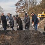 Na zdjęciu (od lewej): Marzena Wychowaniec - sołtys Bedlna, Krzysztof Obratański - burmistrz miasta i gminy Końskie, Henryk Dąbrowski - sołtys Sworzyc, ks. Sławomir Matyga - proboszcz parafii w Bedlnie / Magdalena Galas-Klusek / Radio Kielce