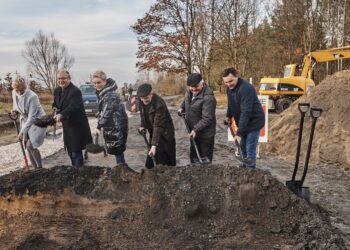 Na zdjęciu (od lewej): Marzena Wychowaniec - sołtys Bedlna, Krzysztof Obratański - burmistrz miasta i gminy Końskie, Henryk Dąbrowski - sołtys Sworzyc, ks. Sławomir Matyga - proboszcz parafii w Bedlnie / Magdalena Galas-Klusek / Radio Kielce