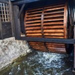 30.11.2019 Maleniec. Wprowadzenie w ruch wielkiego drewnianego koła wodnego / Magdalena Galas-Klusek / Radio Kielce