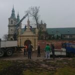 22.11.2019. Jędrzejów. Odnowione figury wróciły na bramę Klasztoru Cystersów w Jędrzejowie / Ewa Pociejowska-Gawęda / Radio Kielce