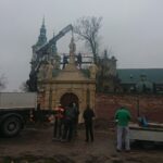 22.11.2019. Jędrzejów. Odnowione figury wróciły na bramę Klasztoru Cystersów w Jędrzejowie / Ewa Pociejowska-Gawęda / Radio Kielce