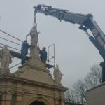 22.11.2019. Jędrzejów. Odnowione figury wróciły na bramę Klasztoru Cystersów w Jędrzejowie / Ewa Pociejowska-Gawęda / Radio Kielce