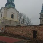 22.11.2019. Jędrzejów. Odnowione figury wróciły na bramę Klasztoru Cystersów w Jędrzejowie / Ewa Pociejowska-Gawęda / Radio Kielce