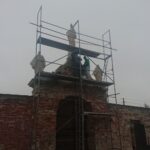 22.11.2019. Jędrzejów. Odnowione figury wróciły na bramę Klasztoru Cystersów w Jędrzejowie / Ewa Pociejowska-Gawęda / Radio Kielce