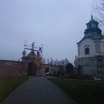 22.11.2019. Jędrzejów. Odnowione figury wróciły na bramę Klasztoru Cystersów w Jędrzejowie / Ewa Pociejowska-Gawęda / Radio Kielce