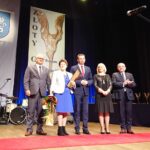 22.11.2019. Jędrzejów. Gala wręczenia "Złotych Gryfów". Na zdjęciu (od lewej): Marek Mentel - przew. rady powiatu jędrzejowskiego, Grażyna Chabior - dyrektor OPS wJędrzejowie, Paweł  Faryna - starosta jędrzejowski,  Maria  Barańska - wicestarosta jędrzejowski, Marek Bogusławski - członek Zarządu Województwa Świętokrzyskiego / Ewa Pociejowska-Gawęda / Radio Kielce