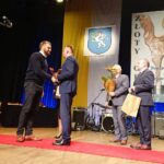 22.11.2019. Jędrzejów. Gala wręczenia "Złotych Gryfów". Na zdjęciu: statuetkę odbiera Tomasz Łuczyński - właściciel Fabryki Zacisków Hamulcowych w Mieronicach / Ewa Pociejowska-Gawęda / Radio Kielce