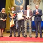 22.11.2019. Jędrzejów. Gala wręczenia "Złotych Gryfów". Na zdjęciu (od lewej): Marek Mentel - przew. rady powiatu jędrzejowskiego, Maria  Barańska - wicestarosta, Michał Grabowski - wiceprezes Jędrzejowskiego Klubu Kolarskiego, Wojciech Sajtyna - wiceprezes JKK, Andrzej Klamka - prezes JKK, Paweł  Faryna - starosta, Marek Bogusławski - członek Zarządu Województwa Świętokrzyskiego / Ewa Pociejowska-Gawęda / Radio Kielce