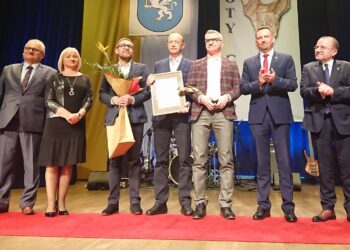 22.11.2019. Jędrzejów. Gala wręczenia "Złotych Gryfów". Na zdjęciu (od lewej): Marek Mentel - przew. rady powiatu jędrzejowskiego, Maria  Barańska - wicestarosta, Michał Grabowski - wiceprezes Jędrzejowskiego Klubu Kolarskiego, Wojciech Sajtyna - wiceprezes JKK, Andrzej Klamka - prezes JKK, Paweł  Faryna - starosta, Marek Bogusławski - członek Zarządu Województwa Świętokrzyskiego / Ewa Pociejowska-Gawęda / Radio Kielce