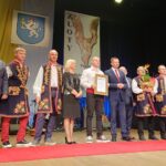 22.11.2019. Jędrzejów. Gala wręczenia "Złotych Gryfów". Na zdjęciu (od lewej): Marek Mentel -  przew. rady powiatu jędrzejowskiego, Maria  Barańska - wicestarosta jędrzejowski , Paweł Faryna - starosta jędrzejowski oraz członkowie Kapeli  Jędrusie / Ewa Pociejowska-Gawęda / Radio Kielce